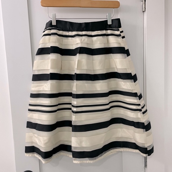 [xs] MOON Skirt Pleated Striped Flare Black and Ivory 
Moon Midi Organza - Picture 2 of 3